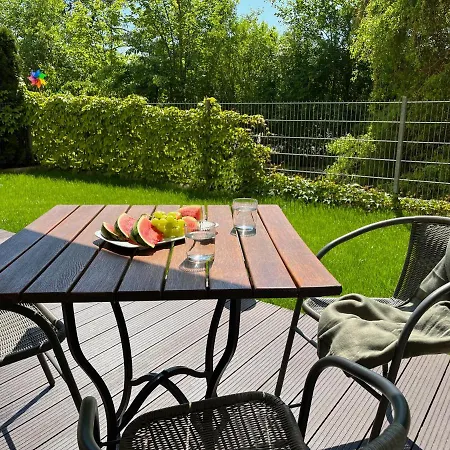 Z Garazem I Ogrodem 科沃布热格