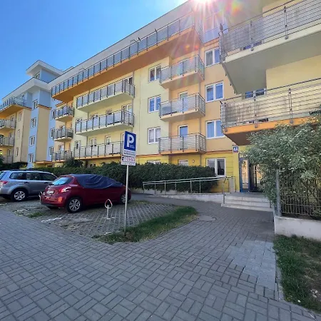 Z Garazem I Ogrodem 科沃布热格